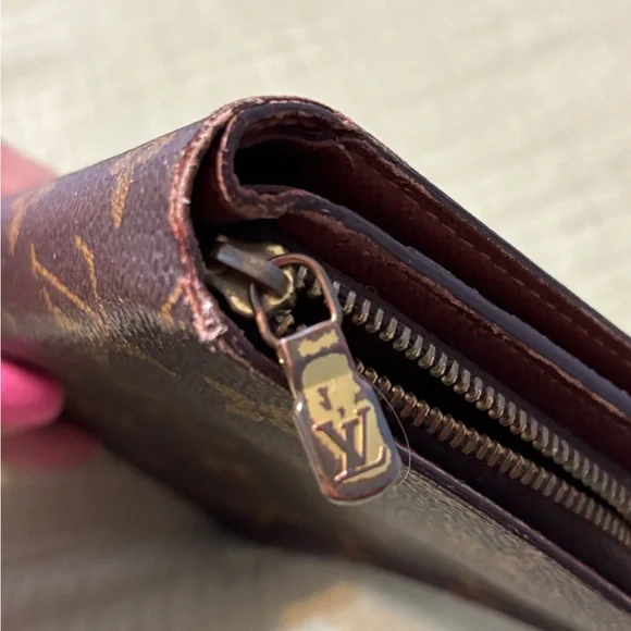 Louis Vuitton Brown and Gold Wallet with Iconic Monogram Design - Picture 2 of 15